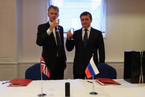 Ilja Sjestakov and Arne Røksund raise a glass after signing the Russian-Norwegian agreement. - @ Fiskerforum