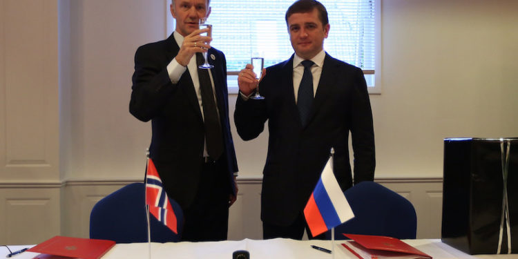 Ilja Sjestakov and Arne Røksund raise a glass after signing the Russian-Norwegian agreement. - @ Fiskerforum
