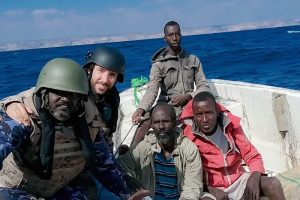 Spanish naval personnel meet Somali fishermen during a counter-piracy patrol - @ Fiskerforum