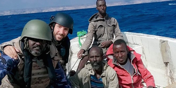 Spanish naval personnel meet Somali fishermen during a counter-piracy patrol - @ Fiskerforum