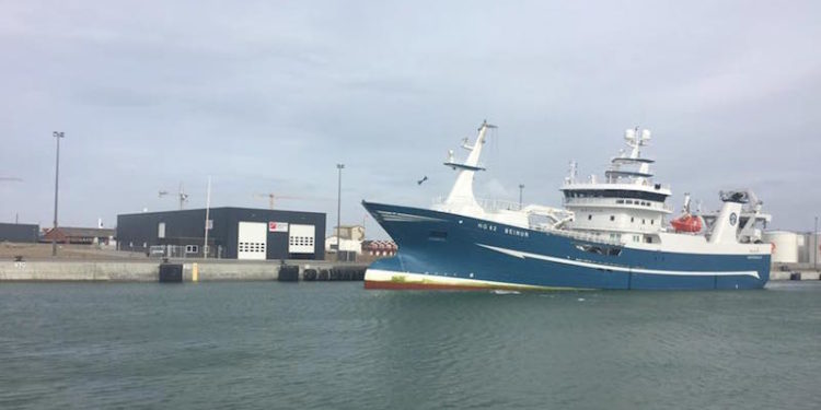 Pelagic vessel Beinur tied up next to the new Egersund Trål netloft in Skagen - @ Fiskerforum