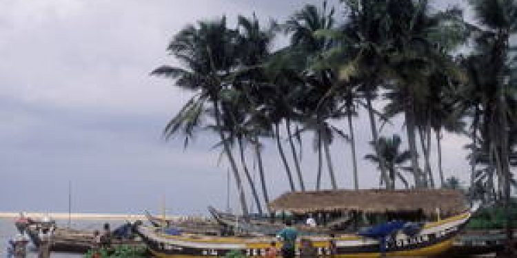 A fishing market town on the coast of Ghana - @ Fiskerforum