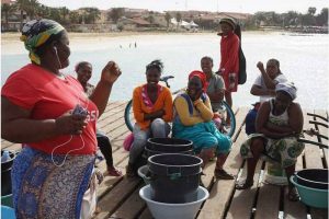 Fish sellers on the island of Sal in Cabo Verde await the return of the fishermen. They purchase the catch and then sell the fish to customers from the pier - @ Fiskerforum