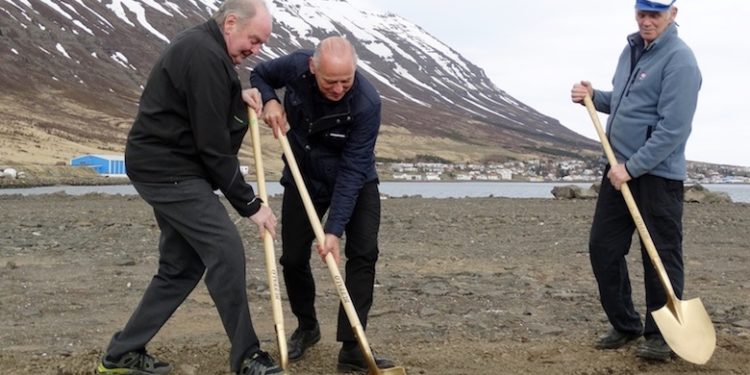 Master netmakers Jón Bjarnason (left) and Steindór Björnsson  (right) taking the first spadefuls of earth with Fjarðanet MD Jón Einar Marteinsson for the construction of the company’s net loft. Image: SVN/Hákon Ernuson - @ Fiskerforum