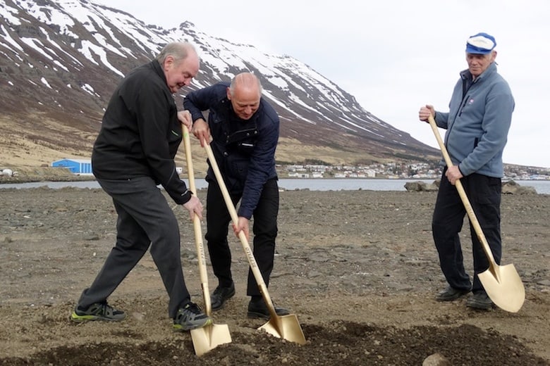 Read more about the article First spadeful of earth for new Fjarðanet net loft