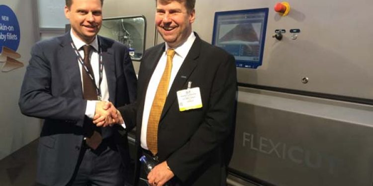 Icelandic Group purchases FleXiCut.  Photo: Icelandic CEO Magnus Bjarnason and Marel CEO Arni Oddur Thordarson - Marel - @ Fiskerforum