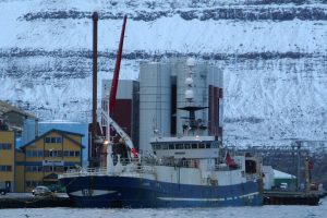 A pelagic vessel landing capelin at the Havsbrún fishmeal factory in Fuglafjørður - @ Fiskerforum