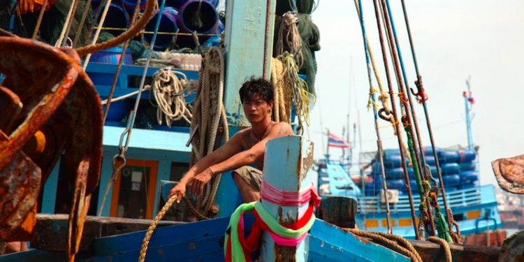 A fishing vessel arrives in port in Pattani - @ Fiskerforum