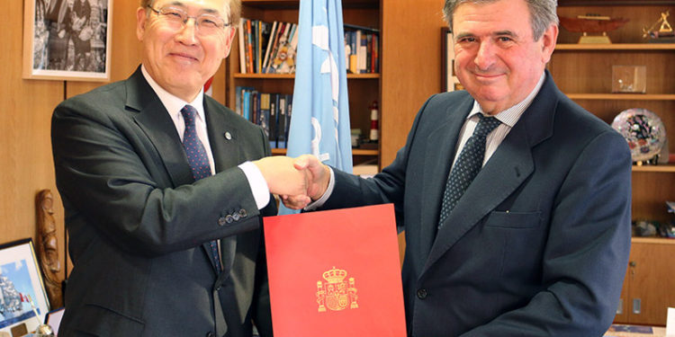 Spain’s ambassador to the UK H.E. Carlos Bastarreche Sagües deposited Spain's instrument of accession to the 2012 Cape Town Agreement with Secretary-General Lim. Image: IMO - @ Fiskerforum