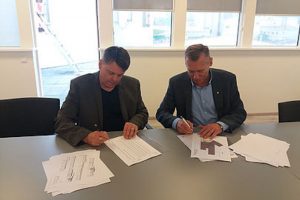 Ísfiskur MD Albert Svavarsson and HB Grandi CEO Vilhjálmur Vilhjálmsson sign the agreement