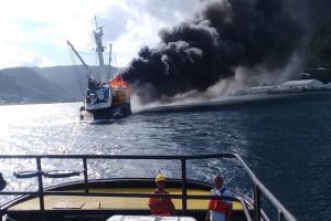Iseula tows purse seiner Jeanette clear of the port of Pago Pago. USCG is investigating the cause of the fire and subsequent sinking. Image: Port Authority of American Samoa - @ Fiskerforum