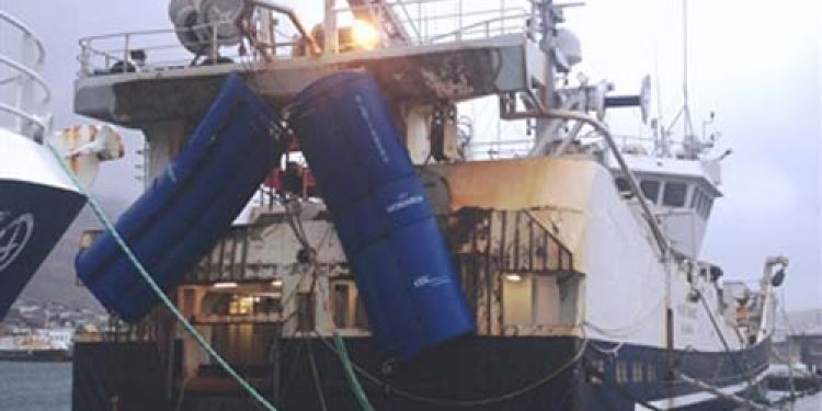 Trawl door sales take off. Photo: Slættaberg KG-652 with Injector Monarch 13m2 - Vònin - @ Fiskerforum