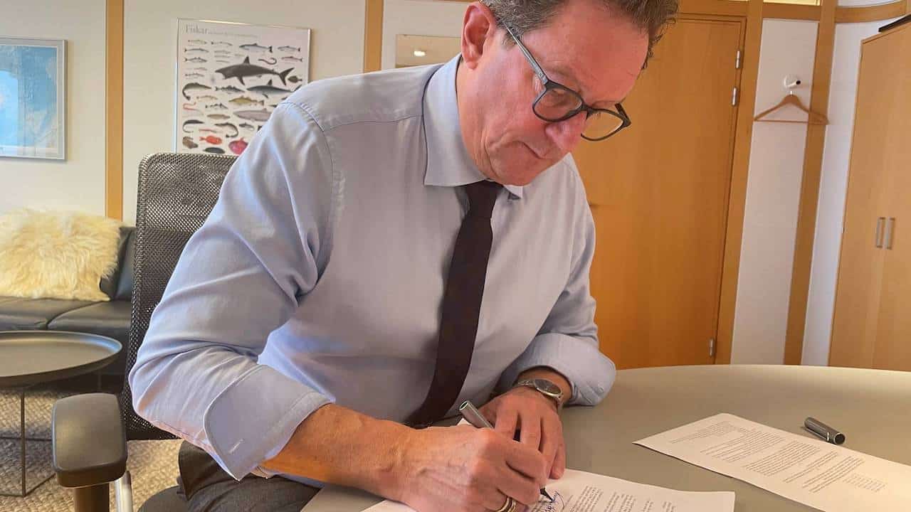 Read more about the article Minister signs capelin regulation