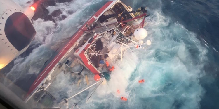Kim Roger's crew were lifted to safety - @ Fiskerforum