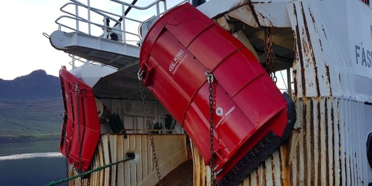 Kiwi doors hung at the stern of Icelandic trawler Ljósafell - @ Fiskerforum