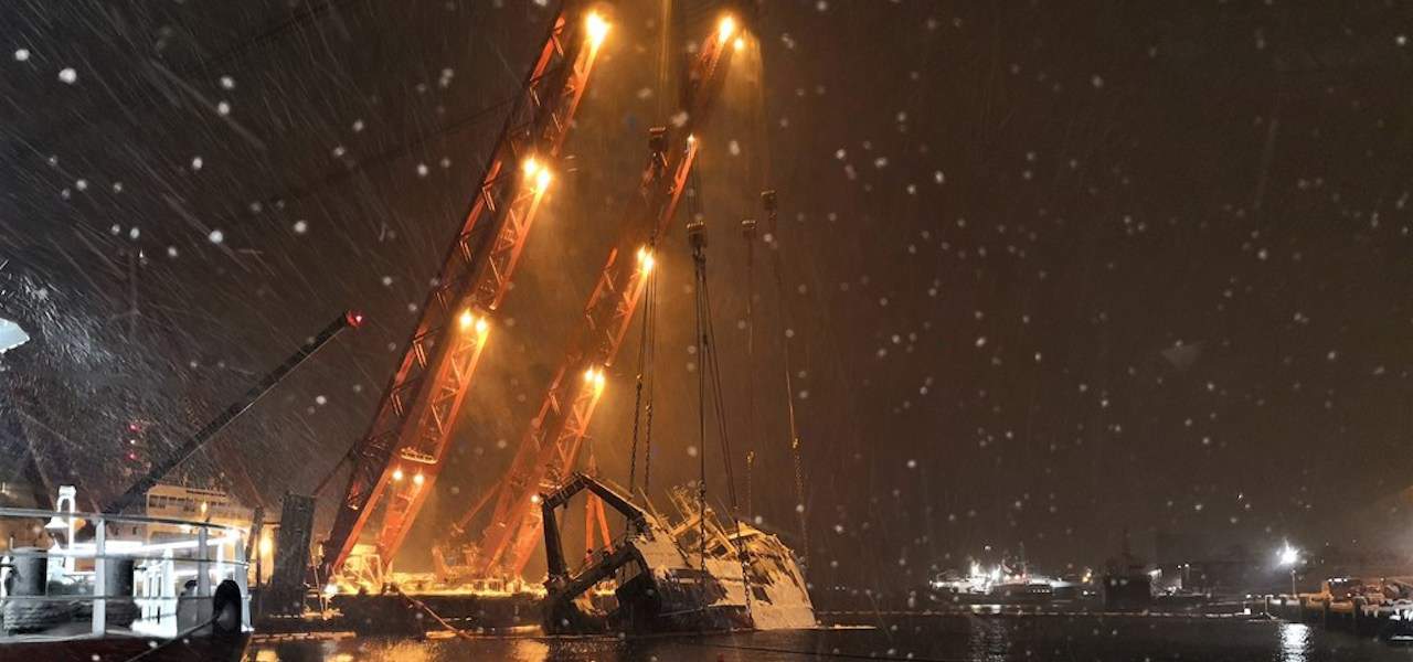 Read more about the article Burned-out trawler lifted in Tromsø harbour