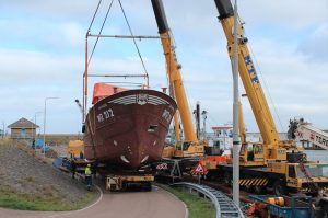 Craned out to be taken to the yard - @ Fiskerforum