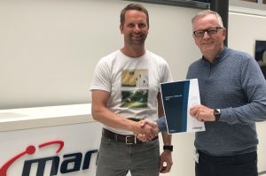 Ný-Fiskur managing director Thorsteinn Magnússon and Marel sales manager Óskar Óskarsson shake on the deal for a new FleXicut system - @ Fiskerforum