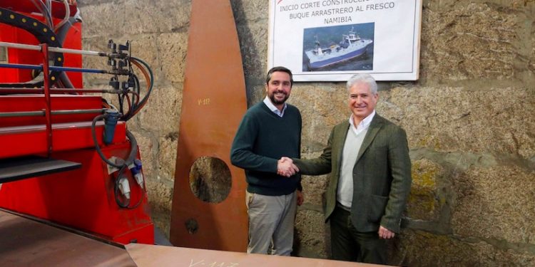 Astilleros Armon Vigo director Santiago Martín and Nueva Pescanova Group’s fishing sector director David Troncoso shake on the agreement - @ Fiskerforum