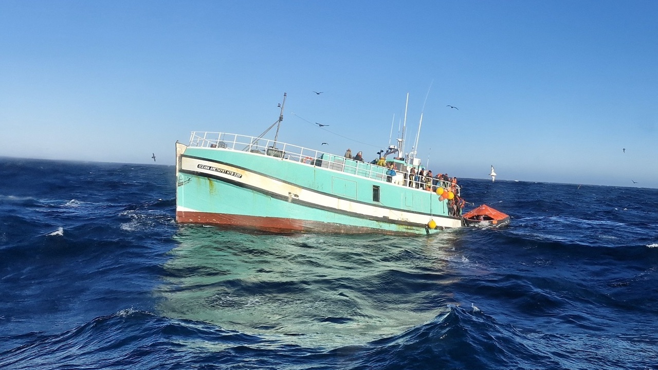 Read more about the article Longliner crew in dramatic rescue