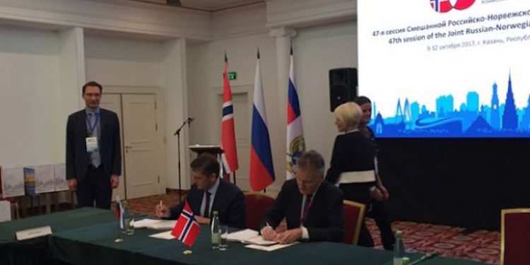 Ilya Shestakov and Arne Benjaminsen signed the agreement. Photo: Nærings- og fiskeridepartementet - @ Fiskerforum