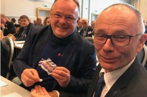 Minister of Fisheries Per Sandberg offers Norges Fiskarlag director Kjell Ingebrigtsen a Fisherman's Friend - @ Fiskerforum