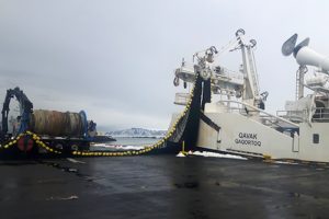 Qavak's purse seine going back on board after repair by Hampiðjan - @ Fiskerforum
