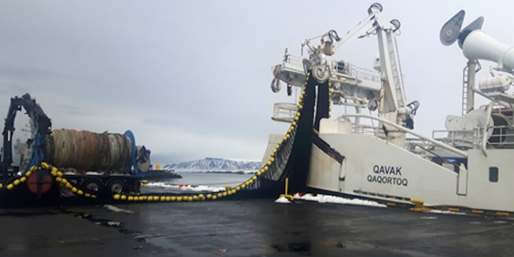 Qavak's purse seine going back on board after repair by Hampiðjan - @ Fiskerforum