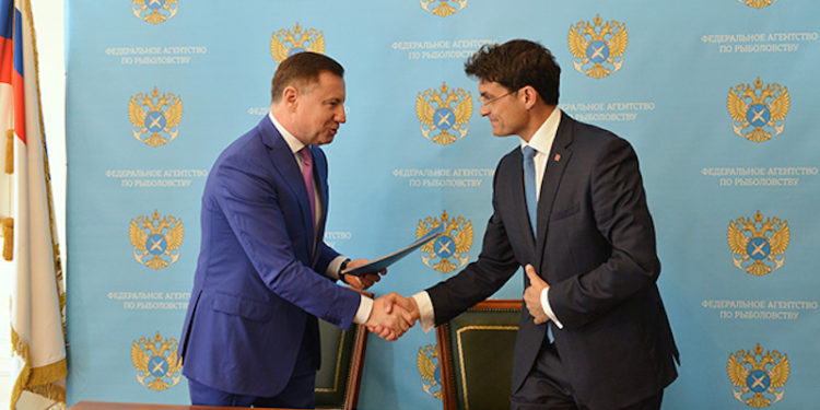 RFC’s Ivan Osadchy and Federal Fisheries Agency’s deputy head Petr Savchuk signed the investment quota agreement - @ Fiskerforum