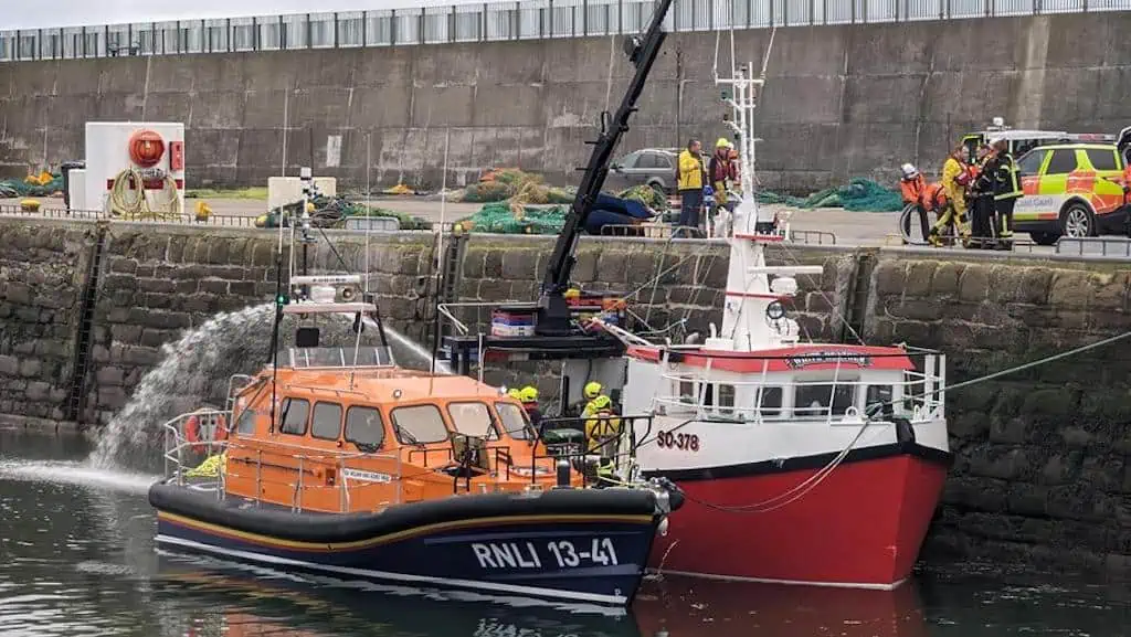 Read more about the article Lifeboat team coordinate Dunmore East rescue