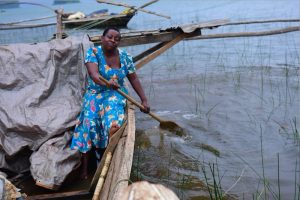 Valeria demonstrates her skills with one of her team’s fishing boats. ©FAO - @ Fiskerforum