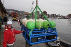 CSIRO’s Mark Green with the AOS on Hobart wharf - @ Fiskerforum