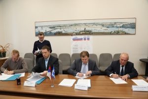Representatives of Severnaya Verf and three Russian fishing companies sign the contracts for four new longliners - @ Fiskerforum