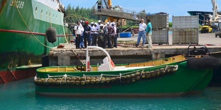 Seychelles and Mozambique fisheries inspectors at the industrial fishing port - @ Fiskerforum