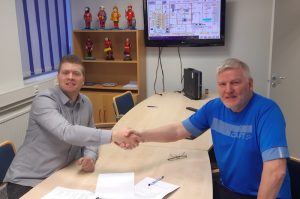 Skaginn 3X regional sales manager Freysteinn Nonni Mánason and Kampi operations manager Albert Haraldsson shake on the deal for the new tub handling system. Image: Skaginn3X - @ Fiskerforum