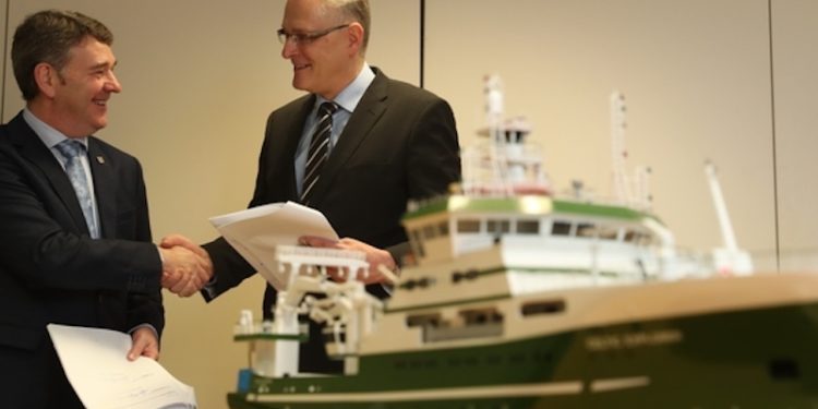 Marine Institute CEO Dr Peter Heffernan and Skipsteknisk CEO Hans Ove Holmøy shake on signing the contract for the new research vessel’s design package in front of a model of Celtic Explorer. Image: Skipsteknisk - @ Fiskerforum