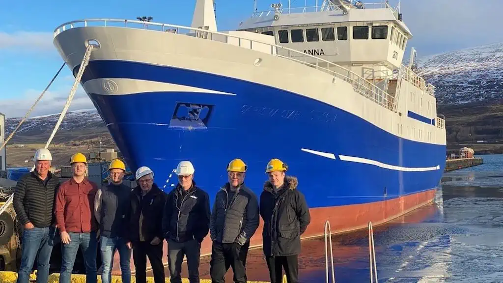 Read more about the article Akureyri yard outfits longliner for Canada