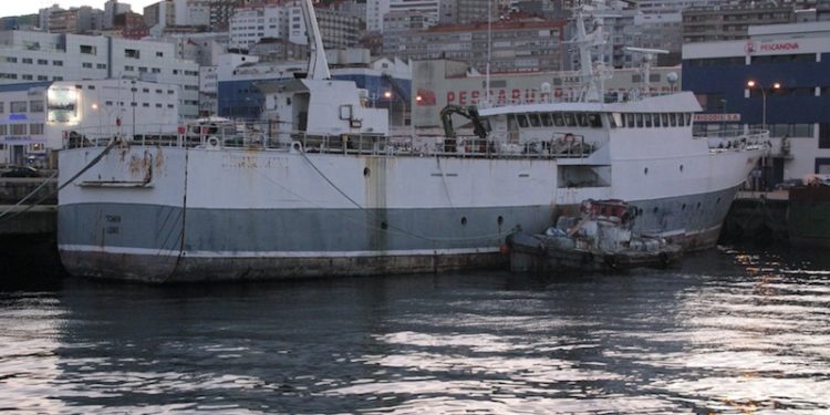 IUU-listed fishing vessel Tchaw is docked in Vigo and as it is included in the list of IUU vessels