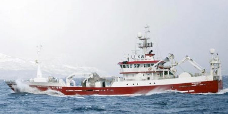 Tummas T crew happy with Vónin trawl. Photo: Tummas T - KiB - @ Fiskerforum