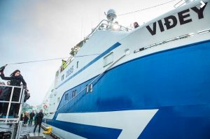 Rannveig Rist cracks the champagne on Viðey’s plates - @ Fiskerforum