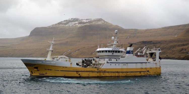 Bjarni Ólafsson docking in Fuglafjørður - @ Fiskerforum