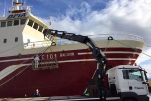 The Baldvin name being painted over - @ Fiskerforum