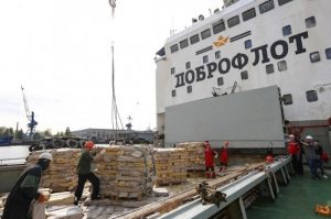 Unloading Progress’s 3000 tonnes of frozen fish in Arkhangelsk. Image: Dobroflot - @ Fiskerforum